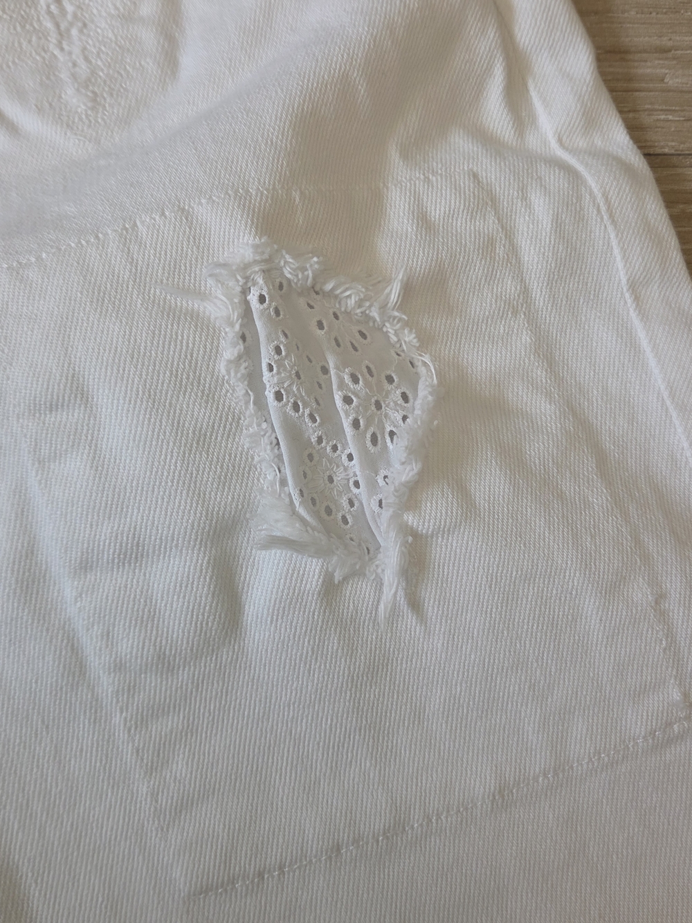 White Embroidered Eyelet Patchwork Jean VERY RARE - Picture 6 of 7